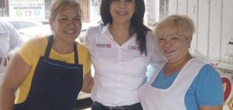 Visita Mónica Villarreal a comerciantes del Mercado La Puntilla