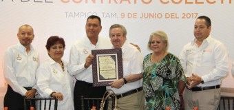Preside Rector firma del contrato colectivo con el SUTAUAT