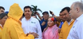 Visita Francisco García Cabeza de Vaca y Alma Laura Amparán a habitantes inundados en colonias de alto riesgo
