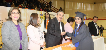 Entrega Rector cartas a egresados de Trabajo Social de la UAT