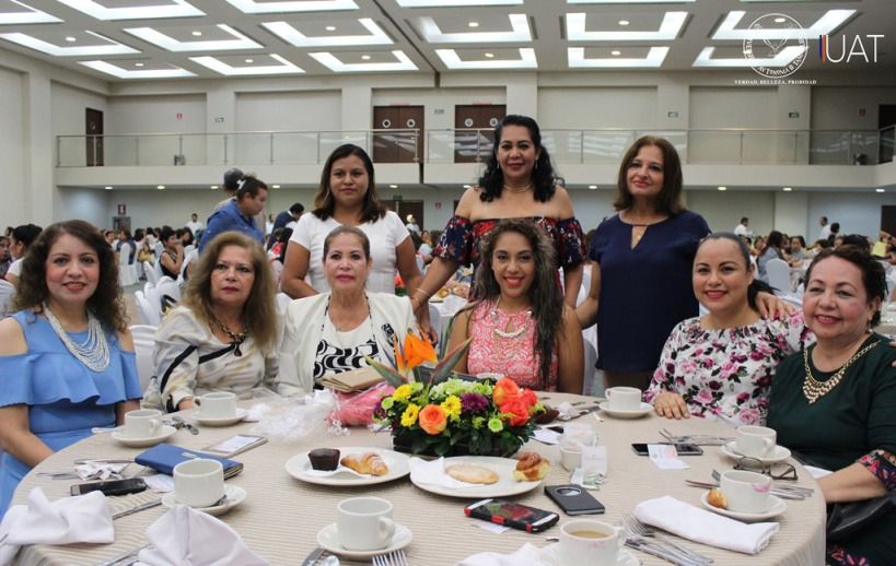 Festeja UAT en Tampico a las mamás universitarias (2)