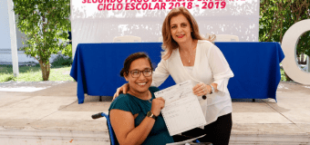 Entrega Aida Feres de Nader Becas a Alumnos con Discapacidad