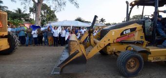 Arranca Alma Laura Amparán trabajos de rehabilitación de caminos en Mata del Abra