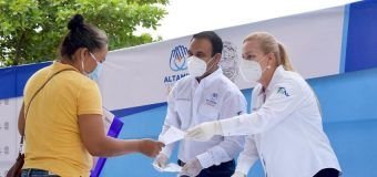 Beneficia Alma Laura Amparán con becas a estudiantes de diferentes comunidades