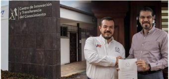 Rector entrega nombramiento al nuevo director del CINOTAM-UAT