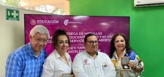 ENTREGA DE MEDALLAS AL PERSONAL DOCENTE CON 30 Y 40 AÑOS DE ANTIGÜEDAD AL SERVICIO DE LA LABOR EDUCATIVA.