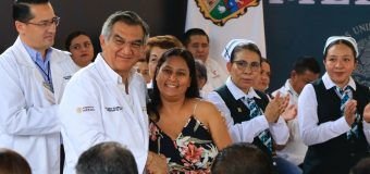 Entrega Américo tarjetas del programa “La Clínica es Nuestra”; refuerzan atención médica