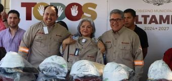 Junto al presidente municipal, Dr. Armando Martínez Manríquez, y la Lic. Cristina Esqueda Sánchez, Secretaria General del Sindicato de la COMAPA, realicé la entrega de 340 kits de uniformes y equipo de seguridad al personal sindicalizado en la Planta Potabilizadora Hidalgo. Este esfuerzo es parte de nuestro trabajo conjunto para seguir mejorando las condiciones laborales en Comapa Altamira.