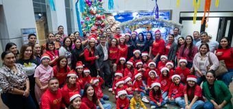 Preside rector encendido del pino navideño Familia UAT