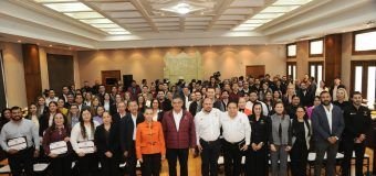 Entrega gobernador reconocimientos a servidores públicos capacitados por el Senado
