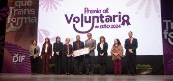 Premian Américo y María de Villarreal a los voluntarios del año