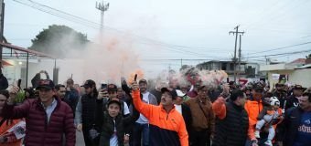 Encabeza rector caravana naranja en apoyo al Correcaminos