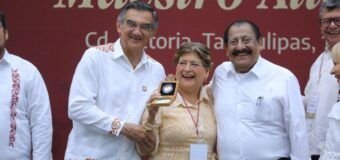 Refrenda Américo alianza con maestros; entrega 284 condecoraciones