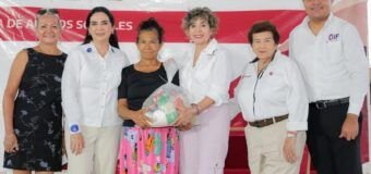 Mónica Villarreal entrega apoyos alimentarios a trabajadoras despicadoras