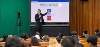 Expertos en economía imparten conferencias en la UAT