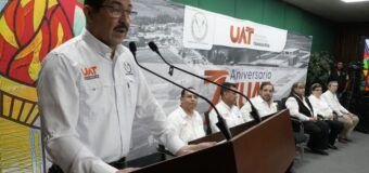 UAT y Secretaría de Educación entregan más de 8 000 becas a universitarios