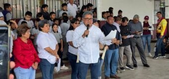 Entrega Armando Martínez mesabancos en la Escuela Primaria “Ignacio Allende”