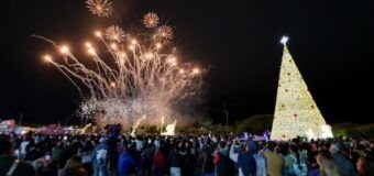 Mónica Villarreal da inicio a las celebraciones decembrinas con el encendido del Pino Navideño