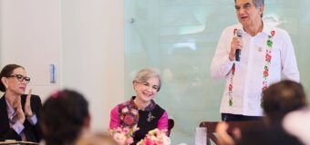 Dialogan Américo y María de Villarreal con habitantes de los polígonos de atención de Lazos del Bienestar