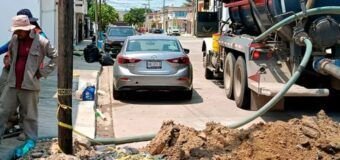 Trabajadores de COMAPA reparan colapso de descarga sanitaria en la colonia Ampliación Unidad Nacional