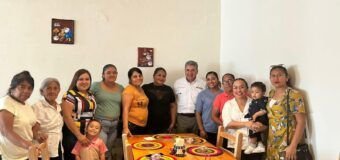 Reconoce Armando Martínez a mamás de alumnos de nivel básico