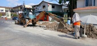 Avanza COMAPA SUR en reparación de línea general de drenaje en la colonia Unidad Nacional