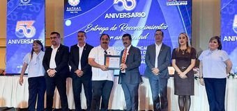 Reconoce Dámaso Anaya a trabajadores universitarios en el 53 Aniversario del SUTUAT
